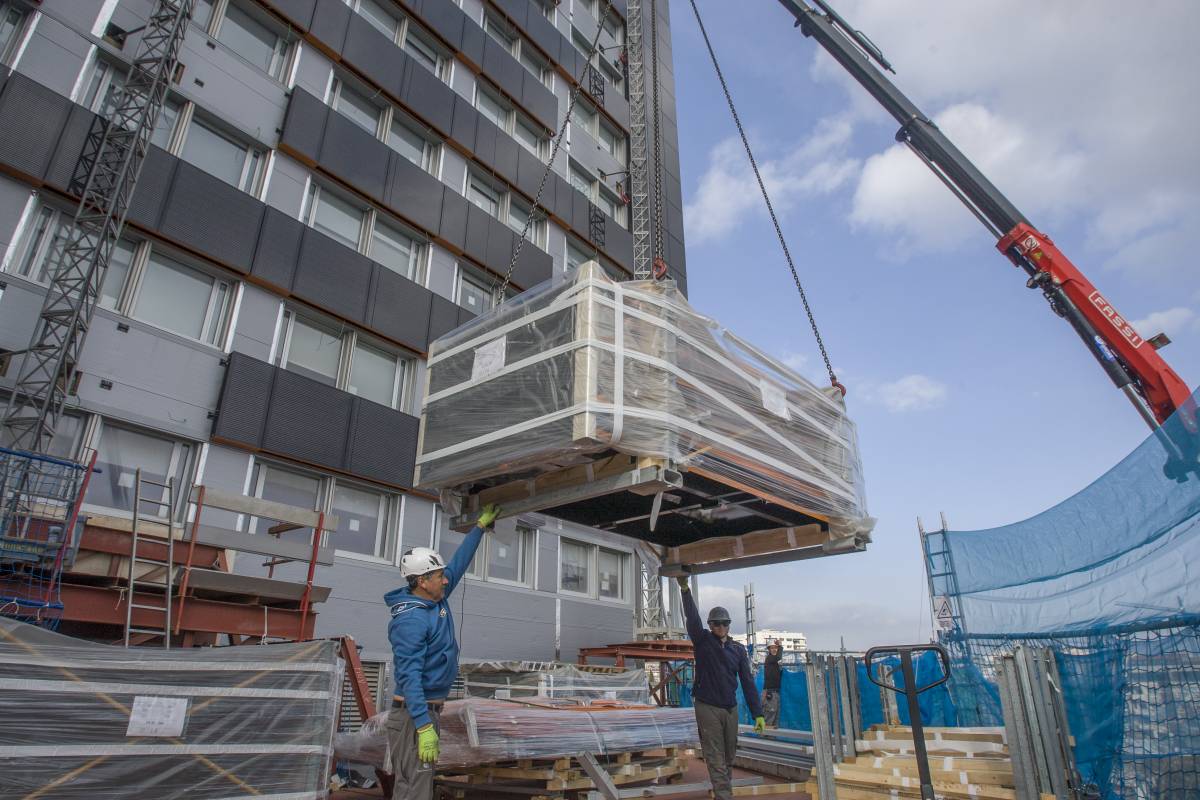 El procés d’alçar un panell fins a la planta 10 de l’edifici de Mútua per a la seva posterior col·locació a la façana  - Nebridi Aróztegui