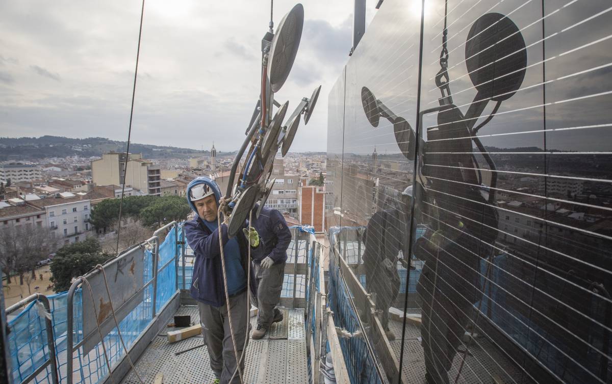 FOTOS | Obres d'instal·lació de les plaques fotovoltaiques de MútuaTerrassa
