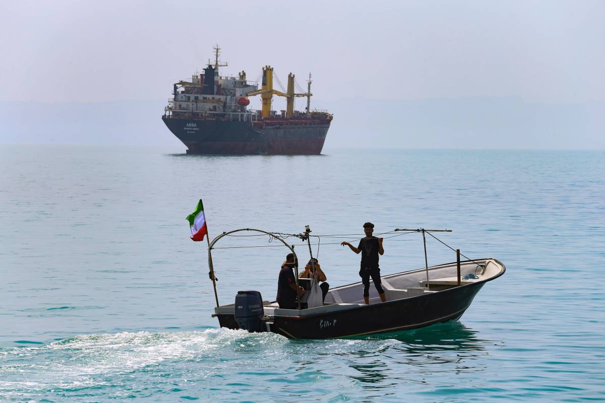 L'Iran tanca l'estret d'Ormuz de facto i amenaça l'economia global: bombardejarà qualsevol vaixell