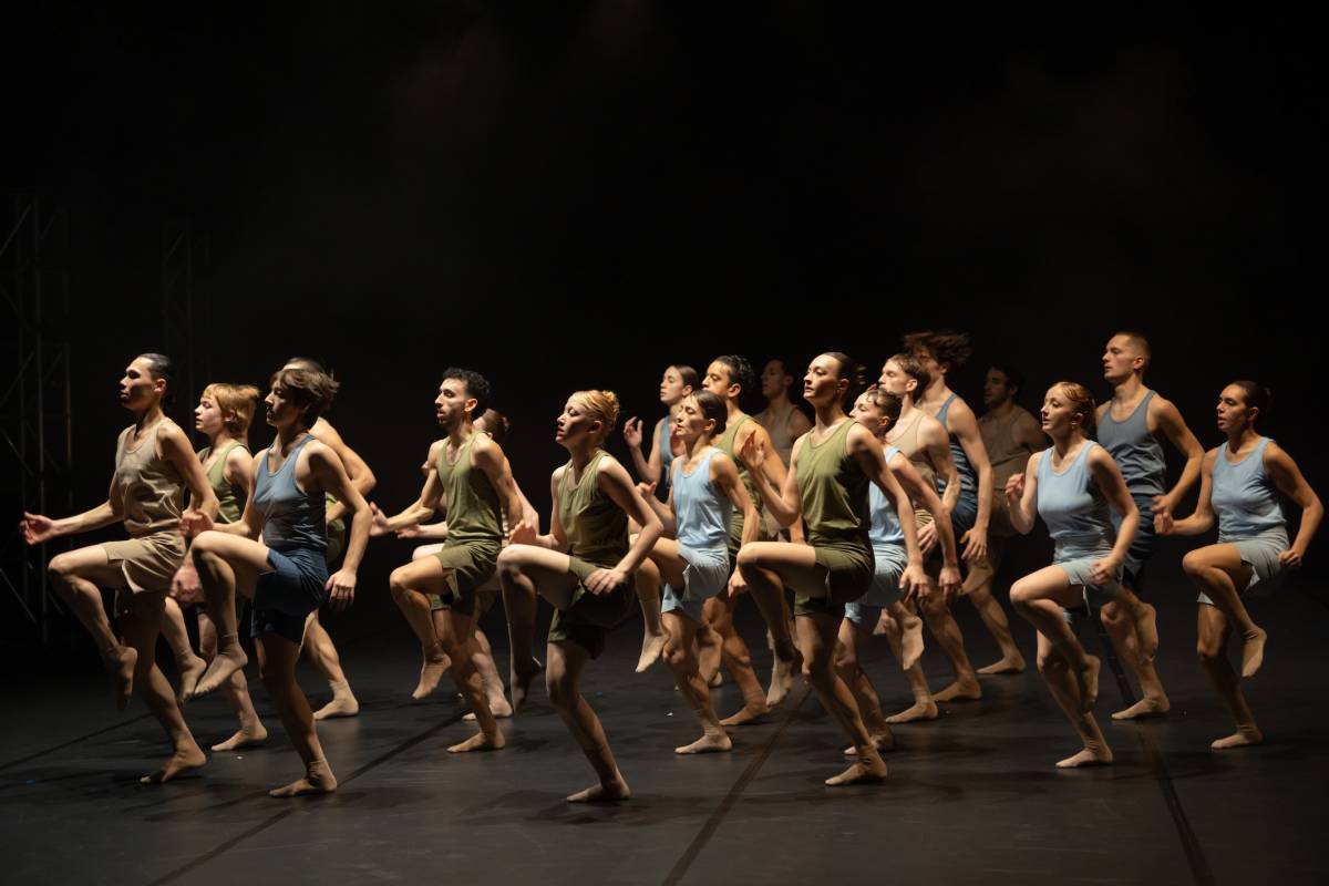 Els ballarins que també fan música amb tubs dansen a Terrassa