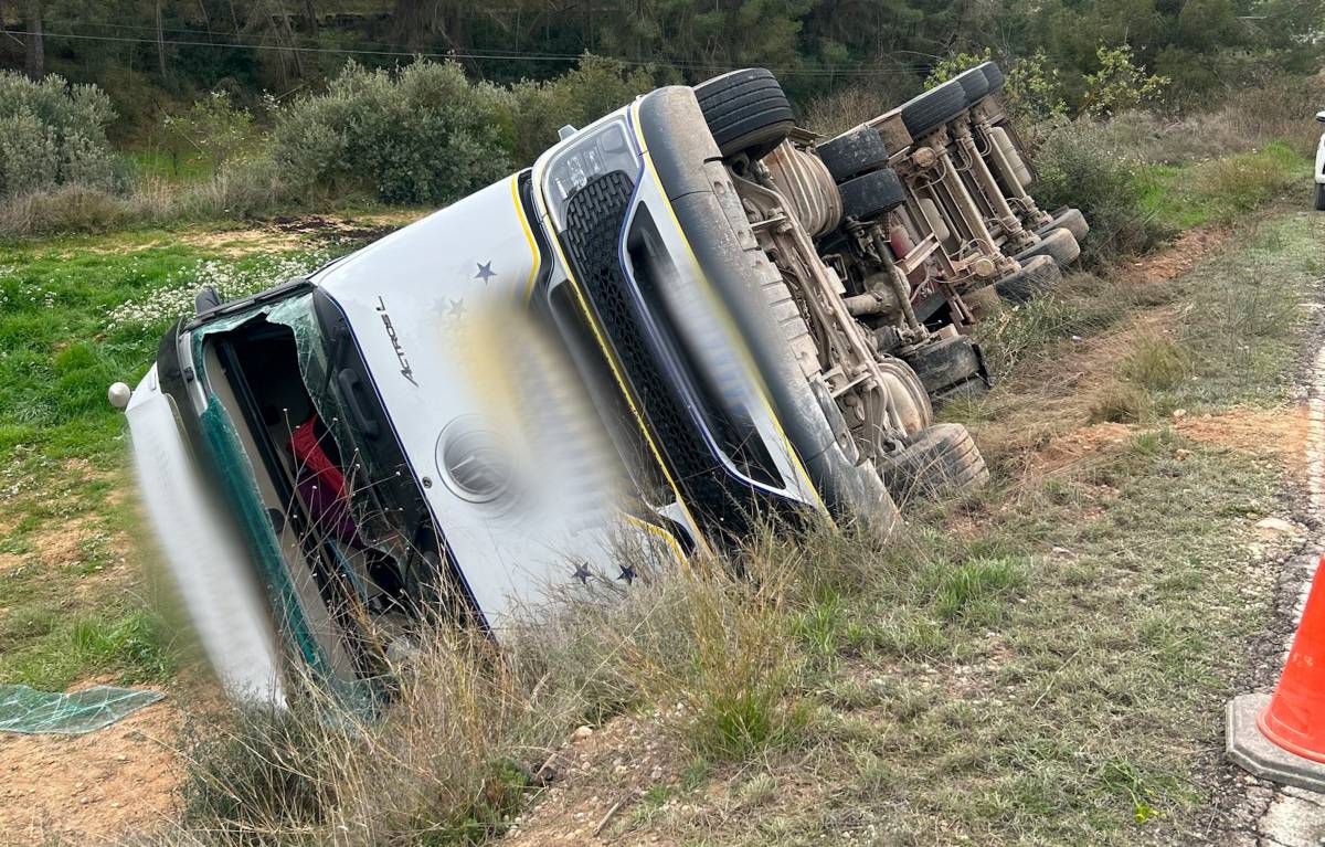 Ferit greu el conductor d'un camió que ha bolcat a la carretera de Castelldans al Cogul