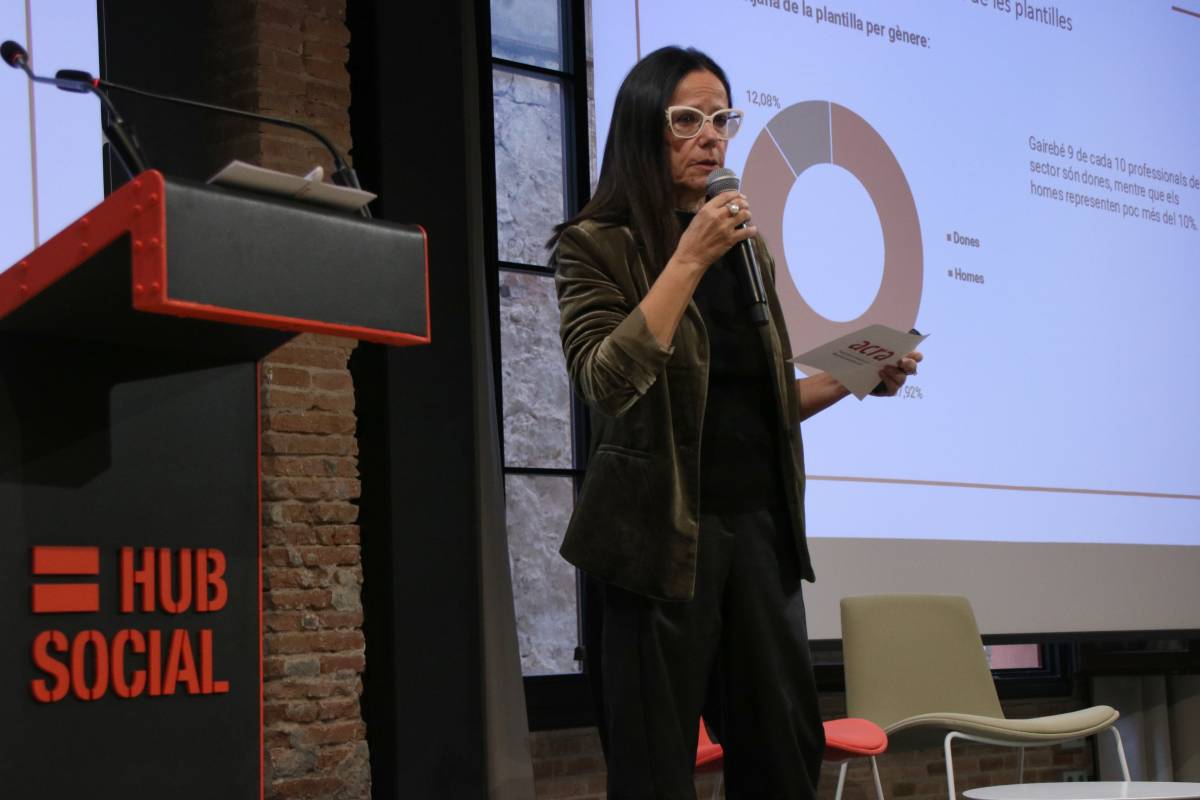 Les dones continuen sent les principals responsables de les cures de la gent gran