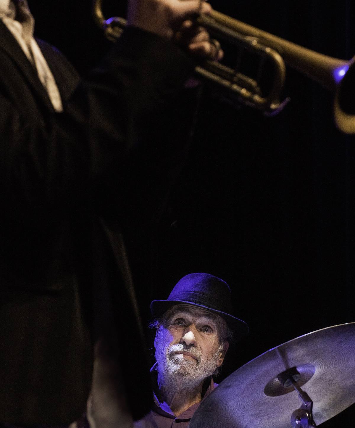 Adrià Font, observant un company en un concert - Jaume Farrés Adrià Font, observant un company en un concert