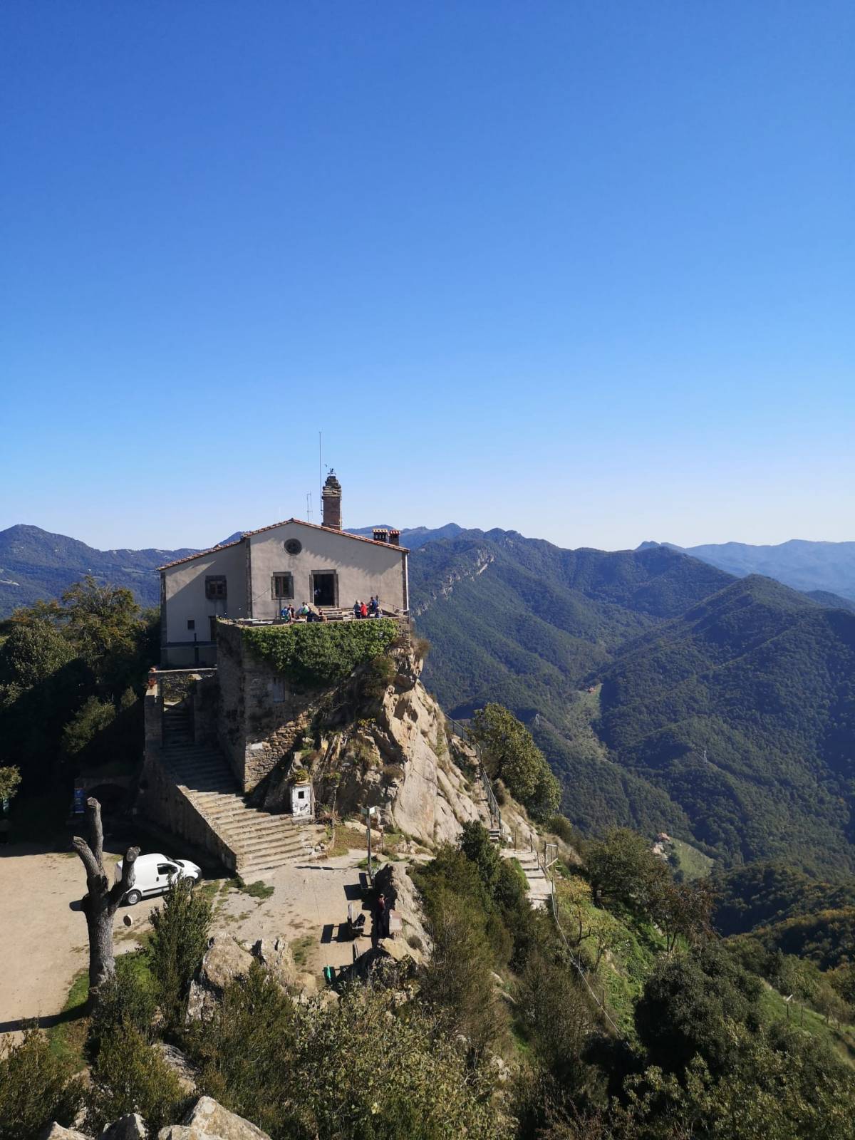 El Santuari de Bellmunt al cim de la muntanya - Arnau Urgell El Santuari de Bellmunt al cim de la muntanya