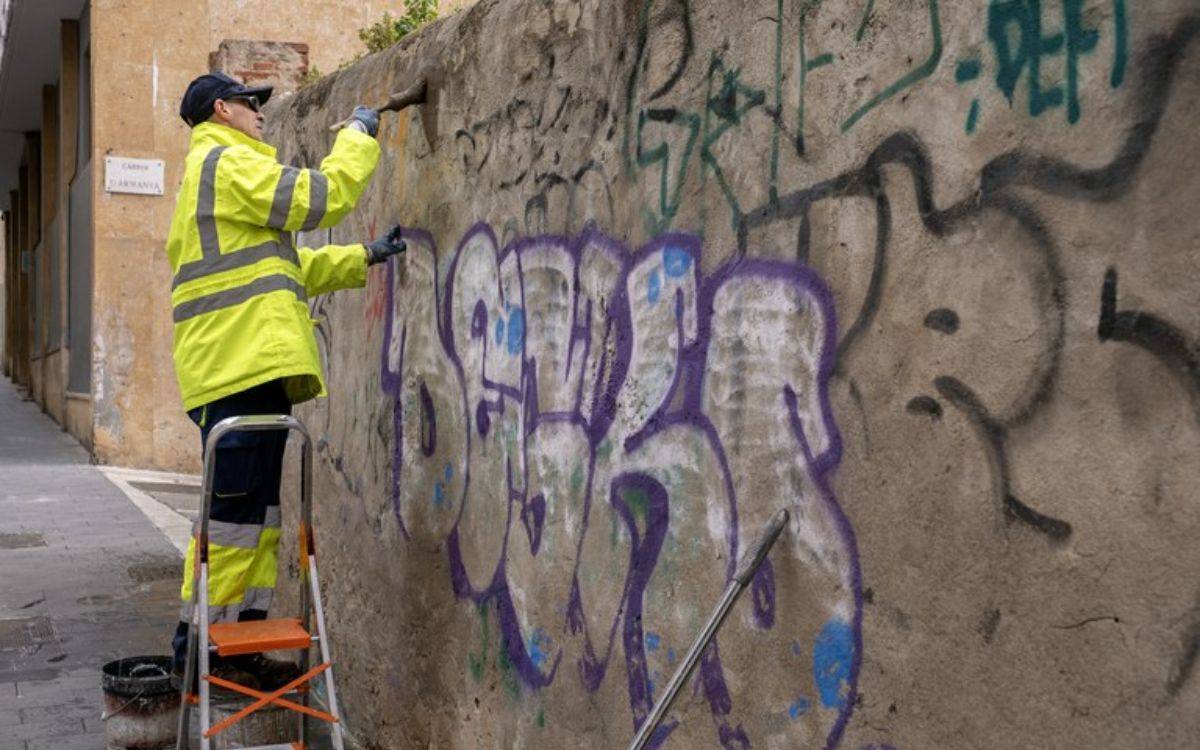 La brigada de retirada de grafitis de Tarragona va per feina: ja ha esborrat més de 200 pintades