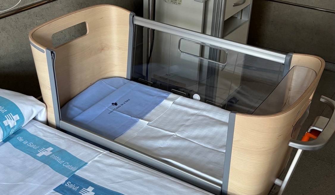 L'Arnau de Vilanova incorpora bressols de collit per facilitar el contacte entre la mare i el nadó