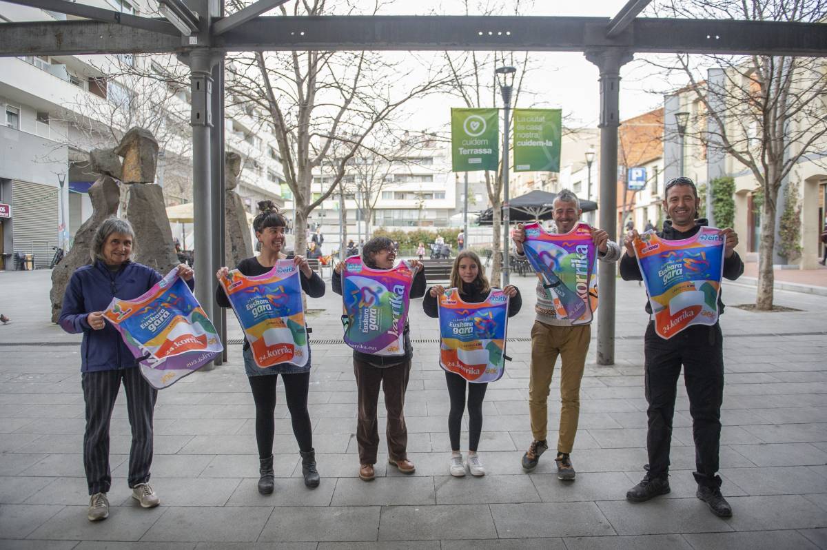 Durant la presentació de la prova s`han mostrat les armilles solidàries - ALBERTO TALLÓN Durant la presentació de la prova s`han mostrat les armilles solidàries