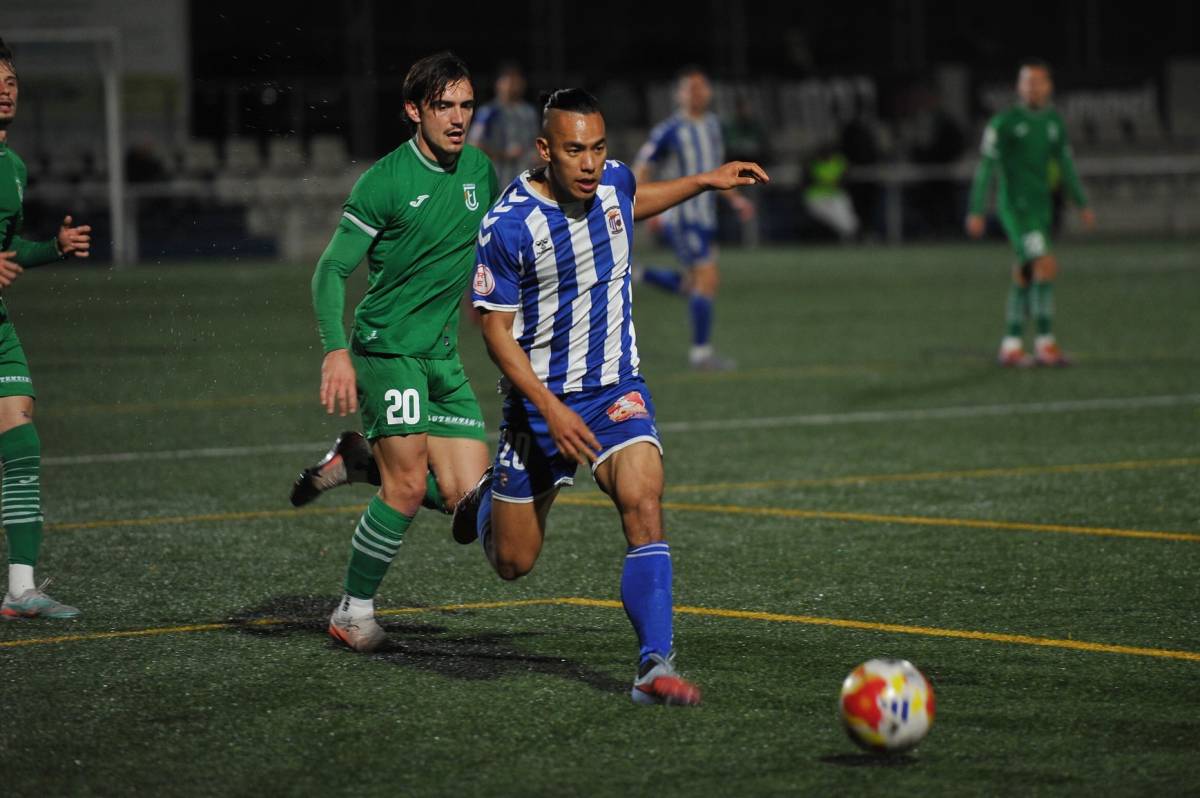 El davanter local Konu davant del visitant Bruno Lorente - Alberto Tallón