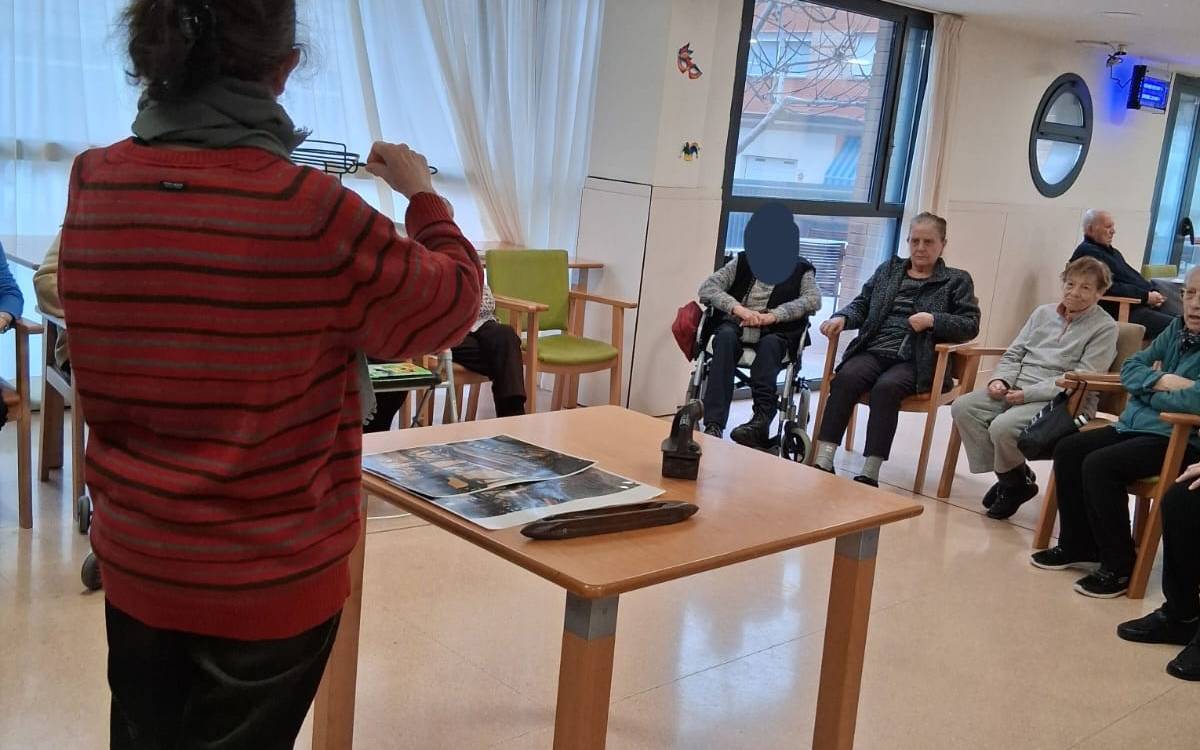 Els usuaris de la residència de Sant Fruitós participen en un taller per apropar el patrimoni municipal