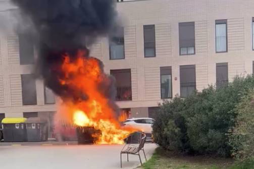 VÍDEO | Un violent incendi de contenidors a Sabadell acaba amb quatre vehicles afectats