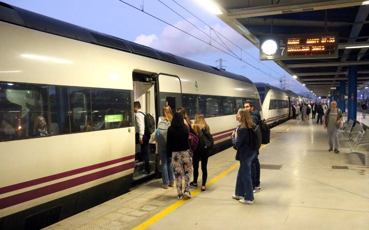 Renfe amplia l'oferta de places dels trens Avant entre Tarragona i Barcelona