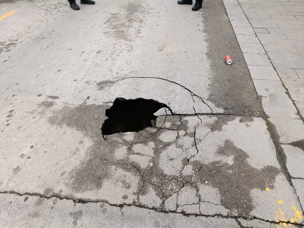 Esvoranc en ple carrer a Montcada i Reixac