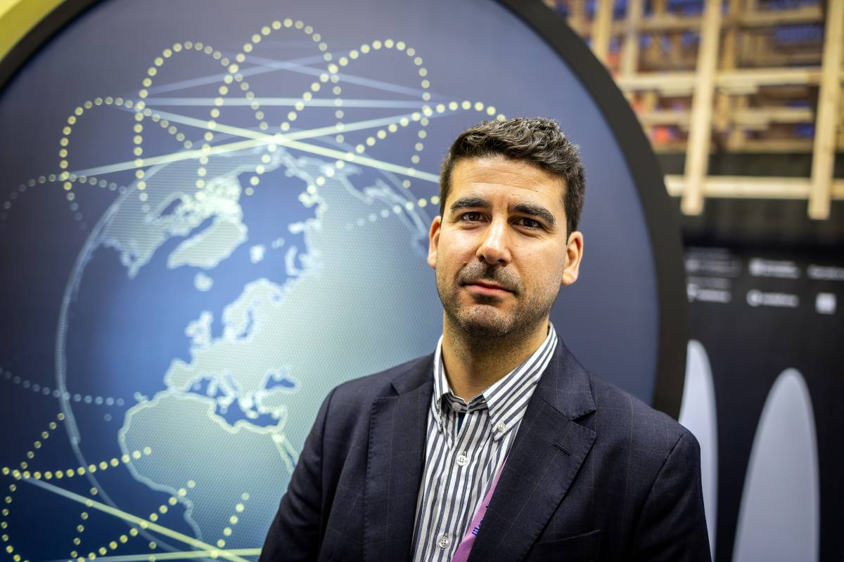 «Ningú regula l'enviament de satèl·lits a l'espai»