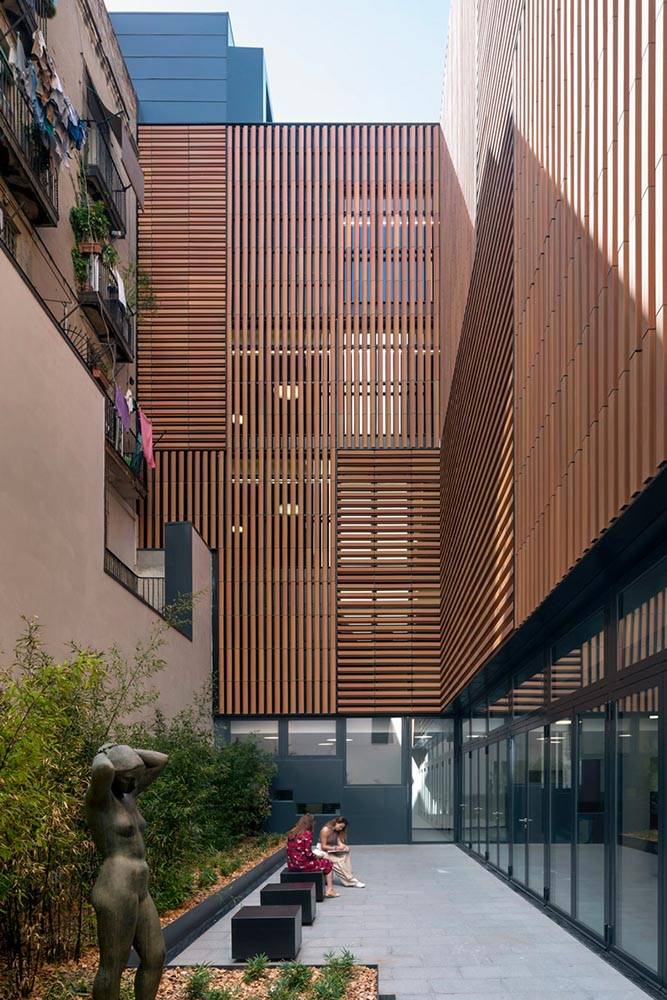 Estudiants de l`Escola Massana a una de les terrasses