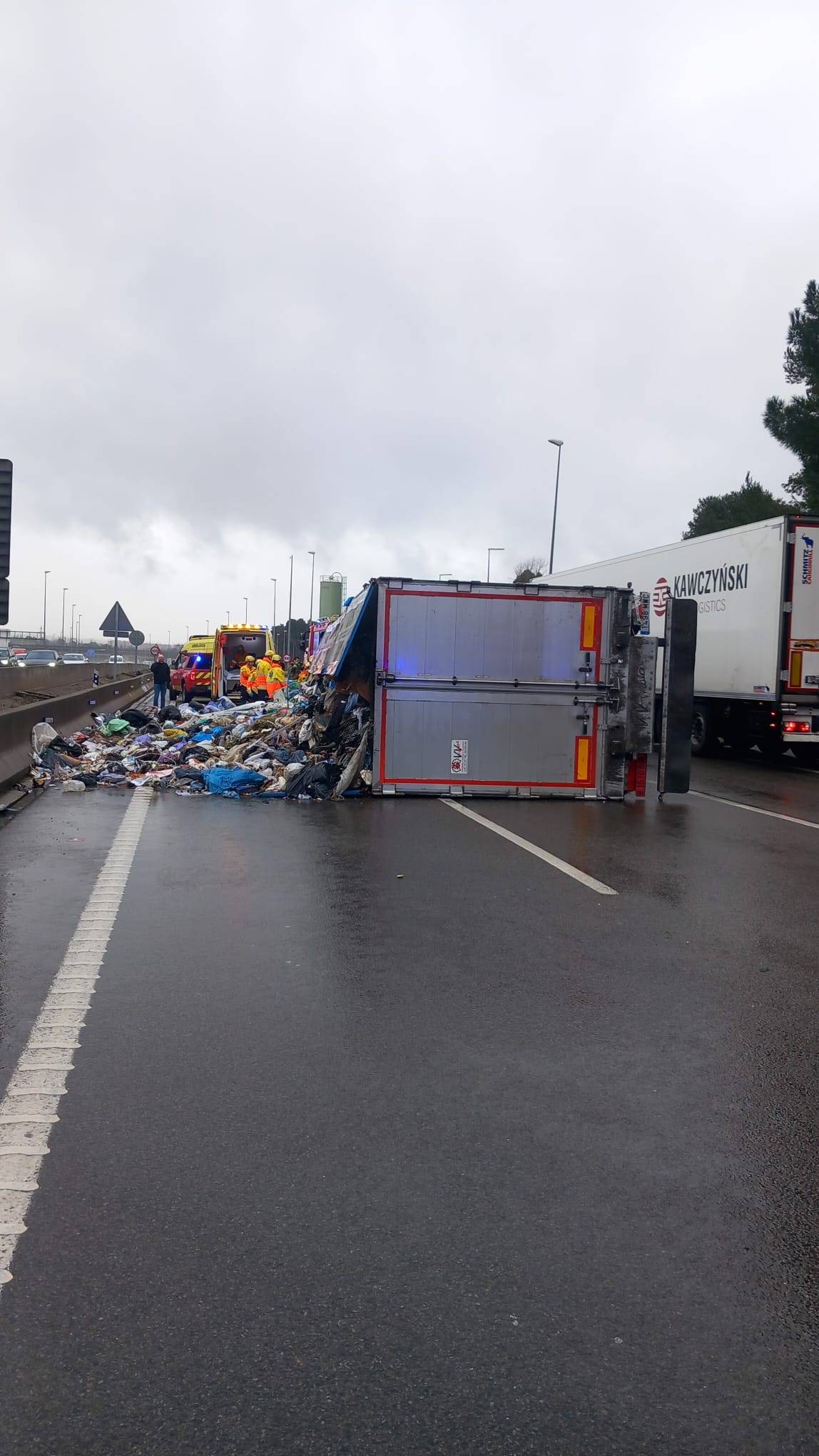 Un camió d'escombraries bolca i aboca tota la deixalla al mig de l'AP-7 