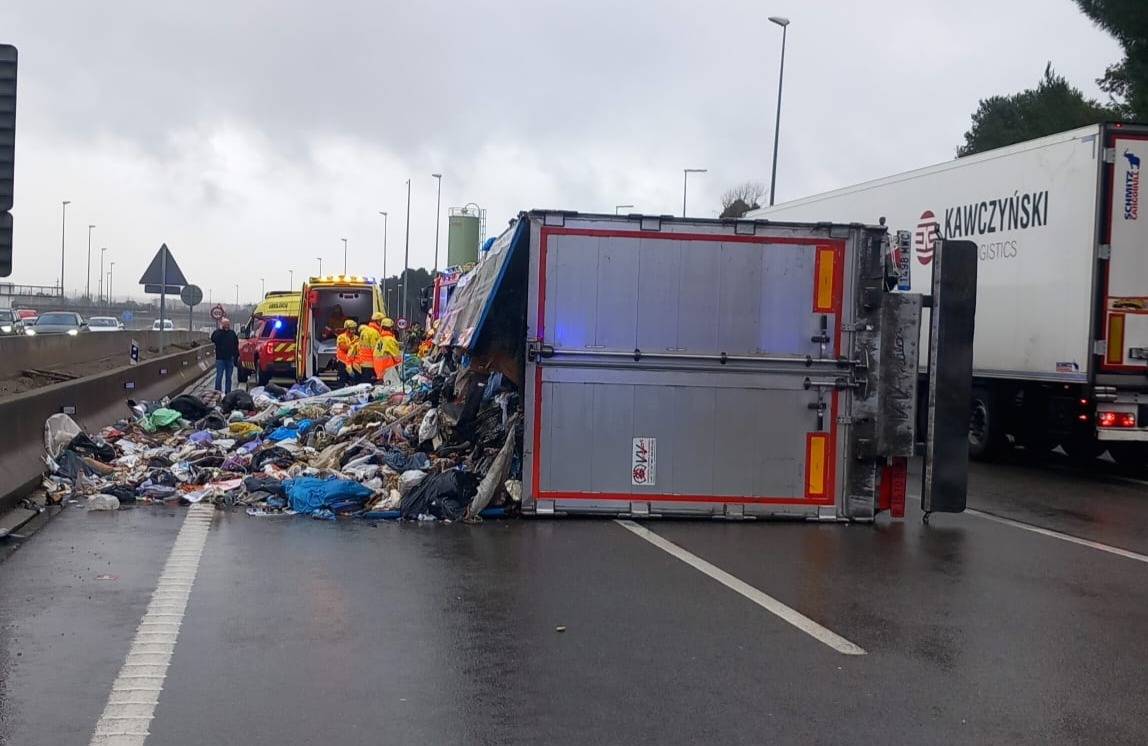 Dotze quilòmetres de retencions a l'AP-7 per un camió d'escombraries bolcat