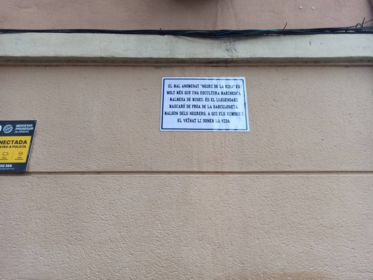 Un panell sota l'estàtua del Negre de la Riba. - Dani Cortijo