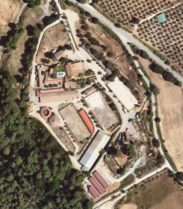 Vista aèria de Ca n'Alzina el 2024, amb les construccions que s'han d'enderrocar - Cedida (Entesa)