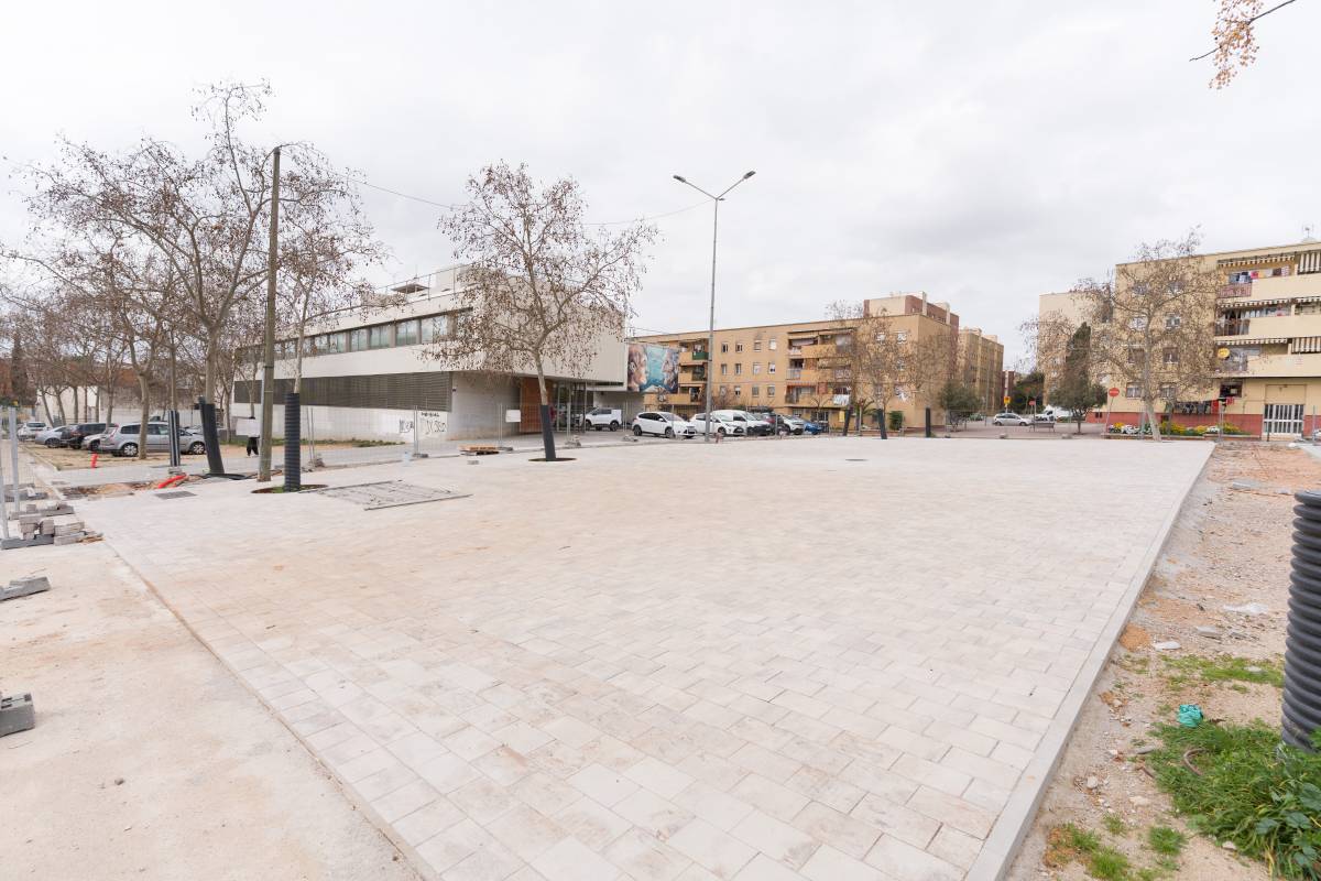 L`aparcament del CAP Sud s`està acabant de pavimentar