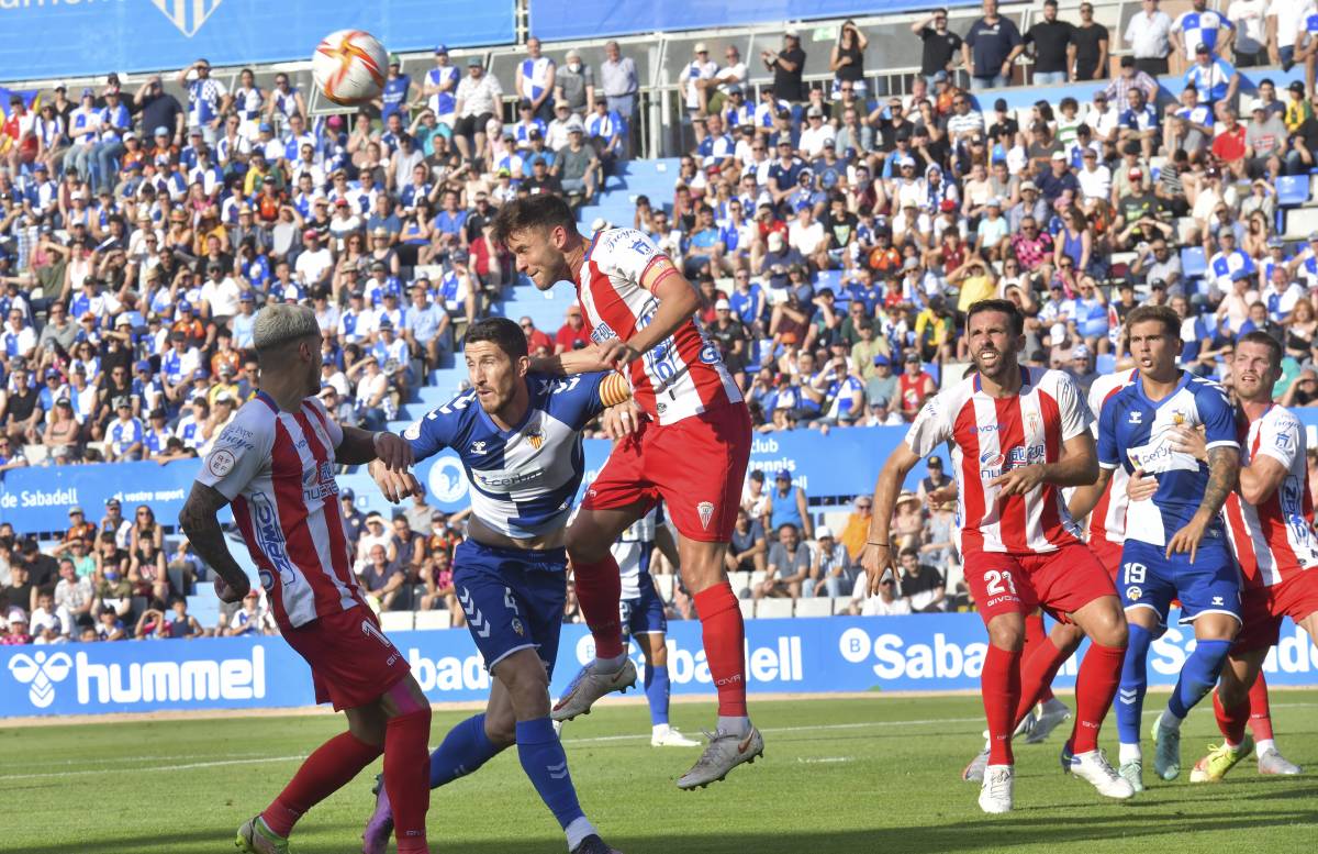 Coch, en una disputa de l`únic precedent a l`estadi amb els seus companys actuals Iván Turrillo i Tomás Sánchez