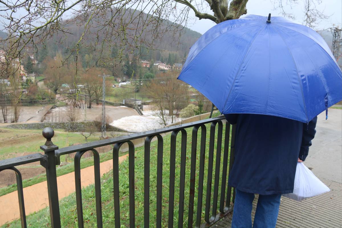 Un veí de Sant Joan de les Abadesses observant la crescuda del Ter - Lourdes Casademont / ACN