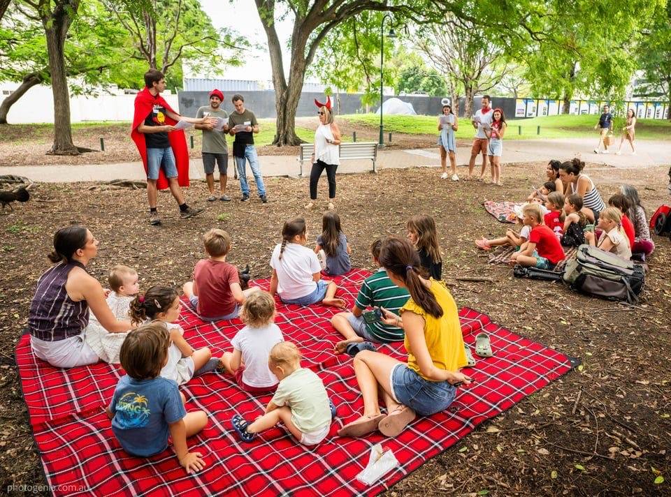 De Sabadell a Austràlia: Helena Sensarrich i Mariona Duran mantenen viva la cultura catalana lluny de casa