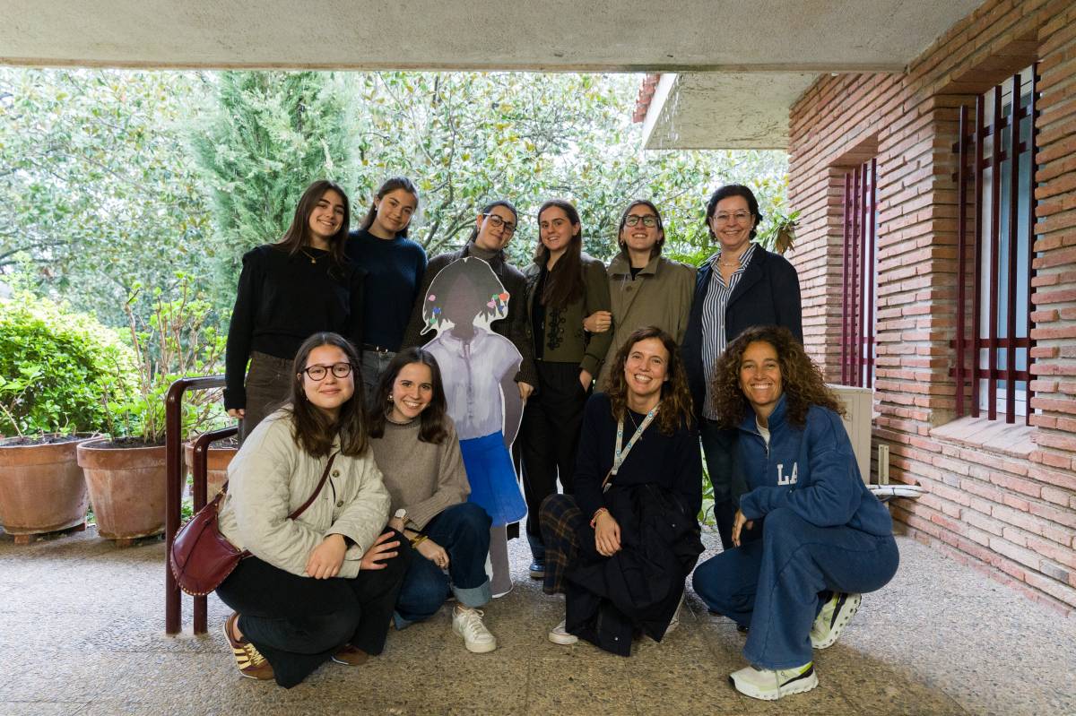 Una part de les alumnes de La Vall que aquest mes de juny faran el viatge, amb l`Amara