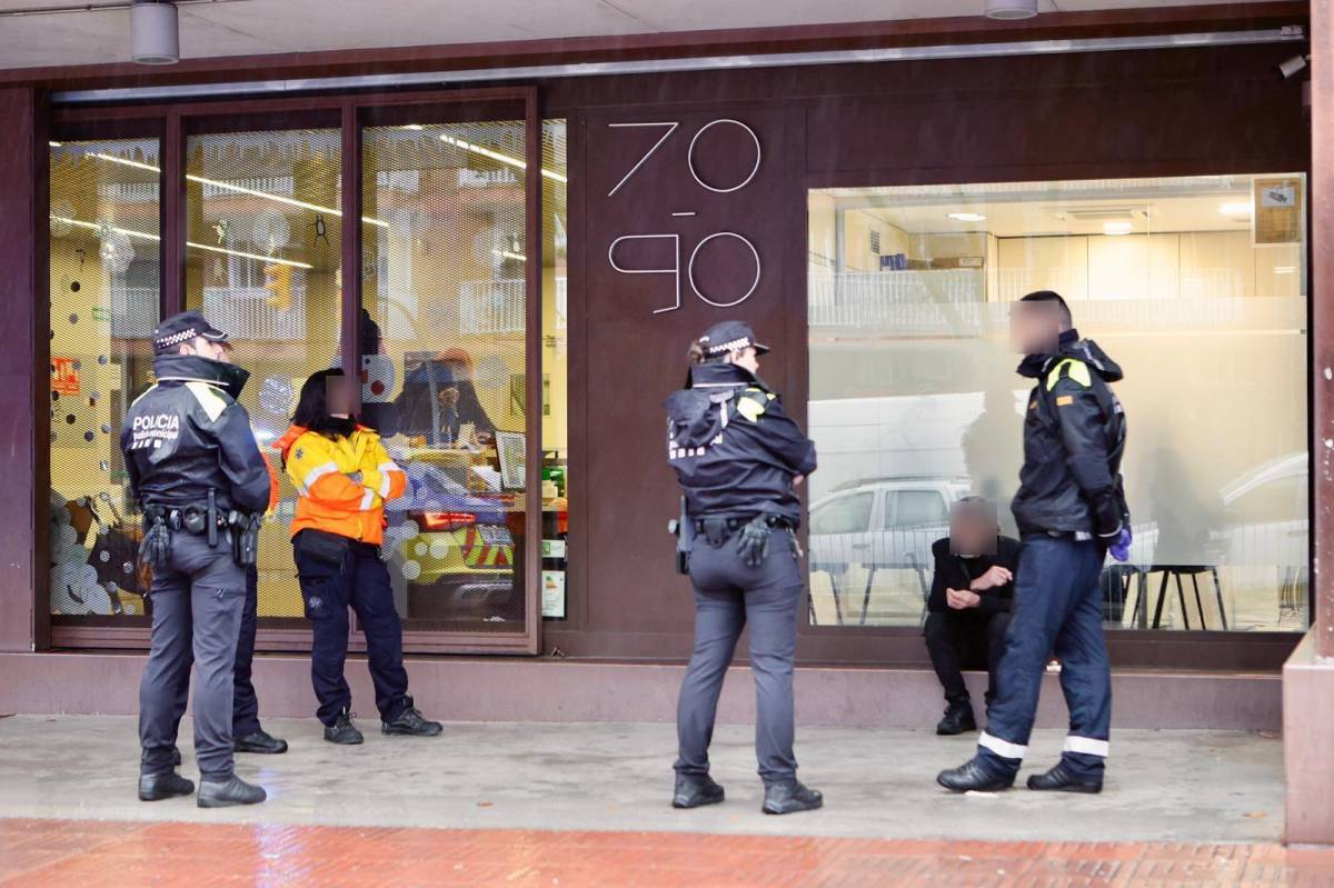 Membres de la Policia Municipal i del SEM, amb el conductor que ha donat positiu - Juanma Peláez