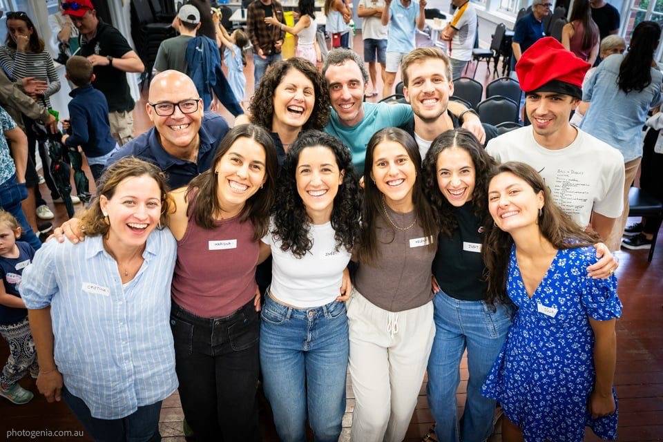 Helena Sensarrich i Mariona Duran amb altres membres del casal a la jornada fundacional