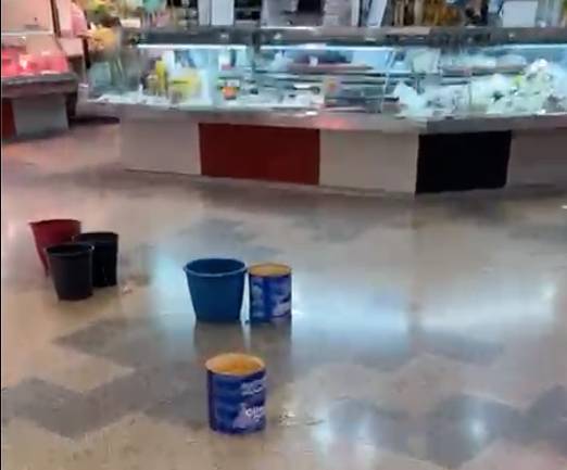 VÍDEO | Torna a ploure dintre del Mercat Central: les filtracions d'aigua continuen