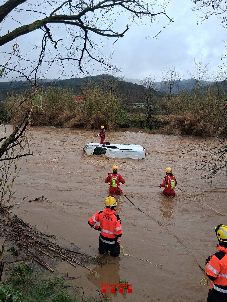  Busquen el conductor d'una furgoneta arrossegada per la riera Giola a Llinars del Vallès