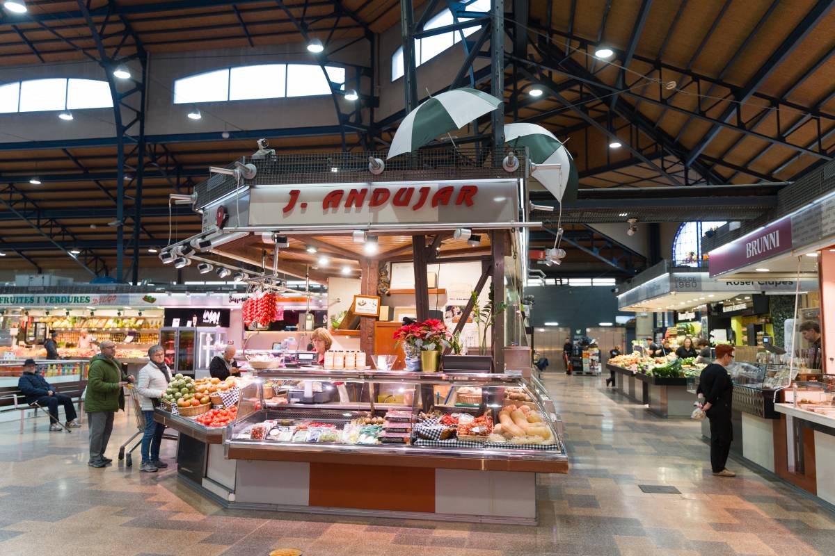 Alguns paradistes han penjat paraigües per protegir les parades de l`aigua