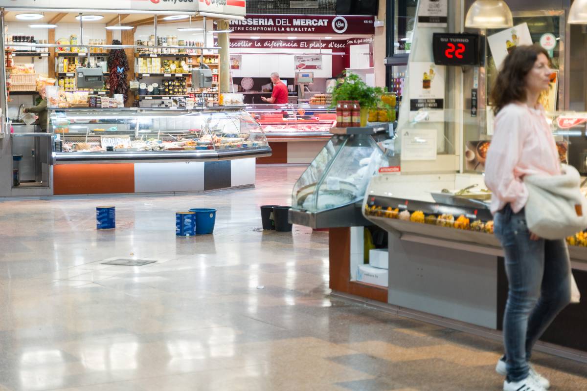 Cubells per recollir l`aigua que es filtra al Mercat Central