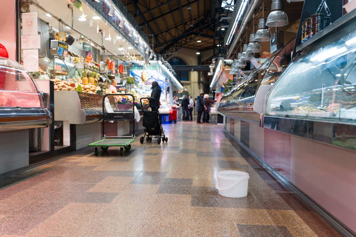 Cubells per recollir l`aigua que es filtra al Mercat Central