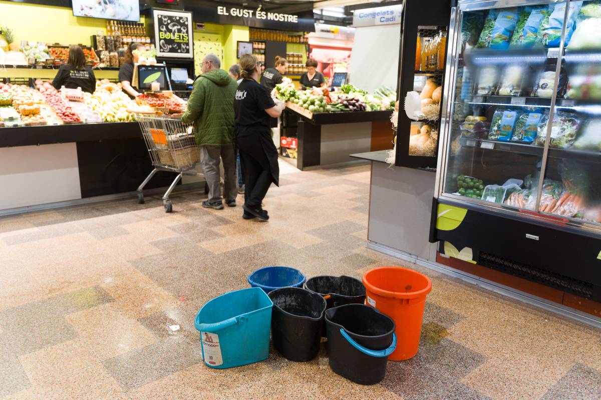 VÍDEO | Torna a ploure dins del Mercat Central: les filtracions d'aigua continuen