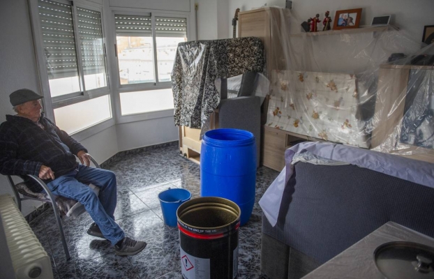 Vivint entre goteres, galledes i bassals: “No he parat de treure aigua de dins de casa”