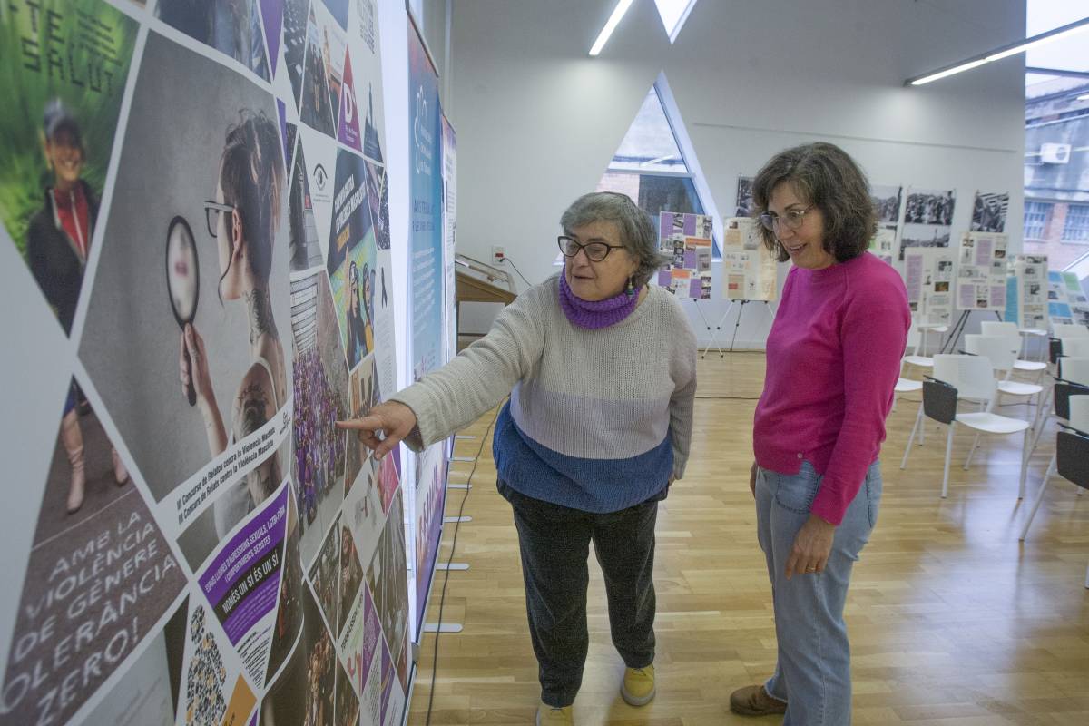 Mercè Gómez i la historiadora Teresa Rodríguez a la mostra a l’Arxiu - Nebridi Aróztegui