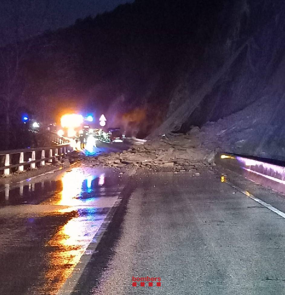 Un conductor ferit greu a l'N-260 en quedar atrapat per una esllavissada a Ripoll