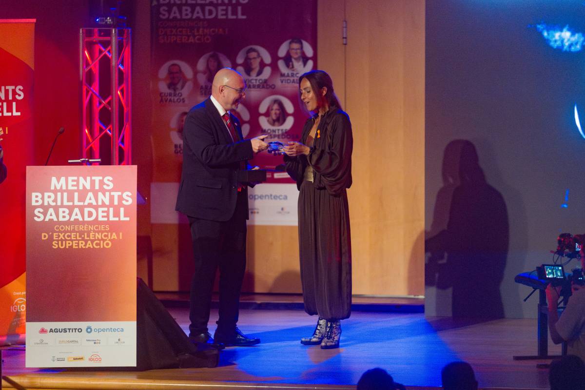 Josep Marín entregant el Premi Ments Brillants a Laura Andrés