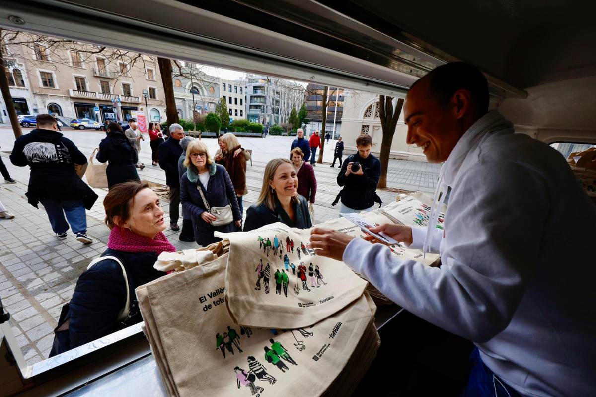 La Generalitat defensa les inversions al Vallès amb la 'infotruck' al racó del Campanar