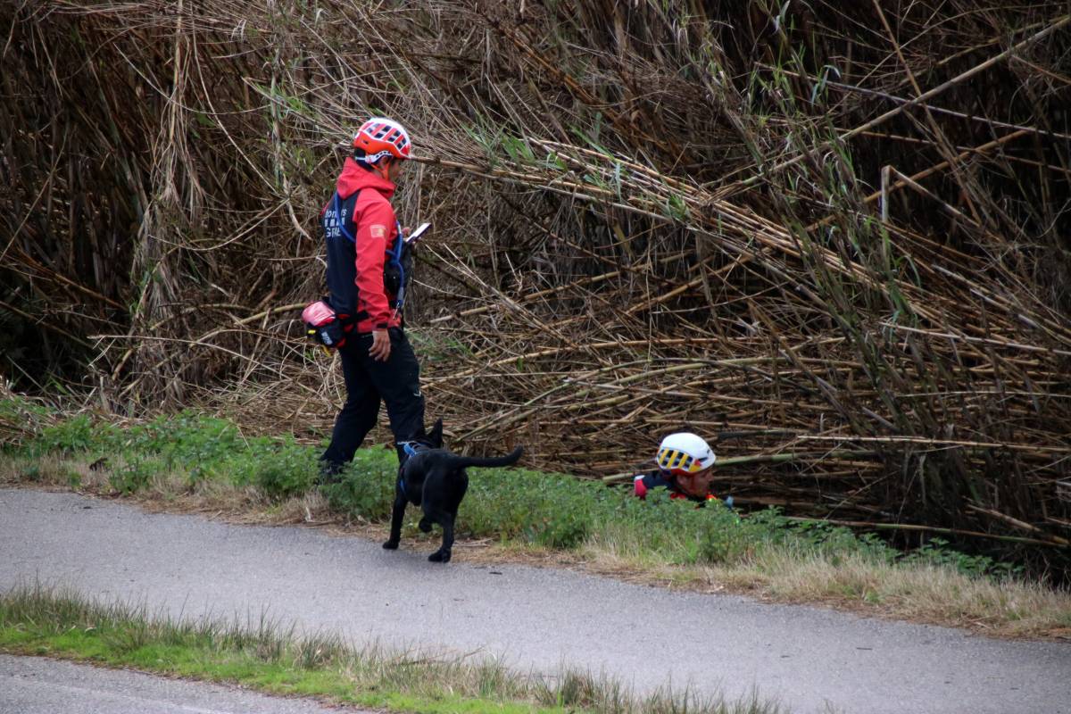 Els Bombers amplien la recerca del conductor d’una furgoneta arrossegada per la riera Giola a Llinars del Vallès