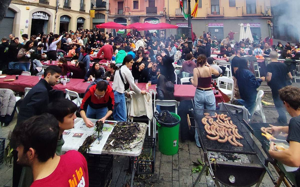 La calçotada de la FMA aplega mig miler persones a la plaça Gispert