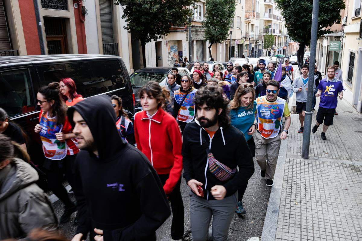 Unes desenes de persones s'han agrupat al Vapor Ventalló de Terrassa per celebrar la segona edició de la Korrika - Lluís Clotet