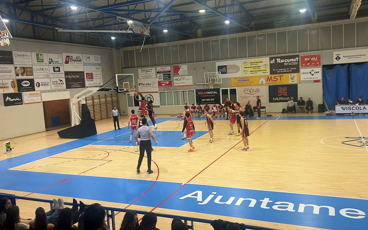 El CB Navàs s'imposa al Santa Tecla després de trencar el partit a la segona part