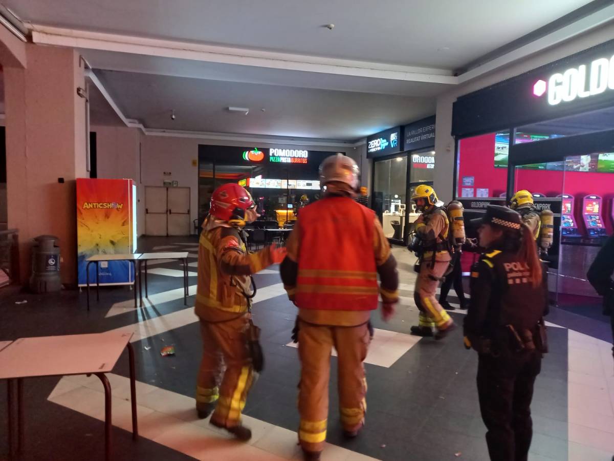 Un incendi al Parc Vallès obliga a desallotjar els usuaris de diversos restaurants a mig sopar