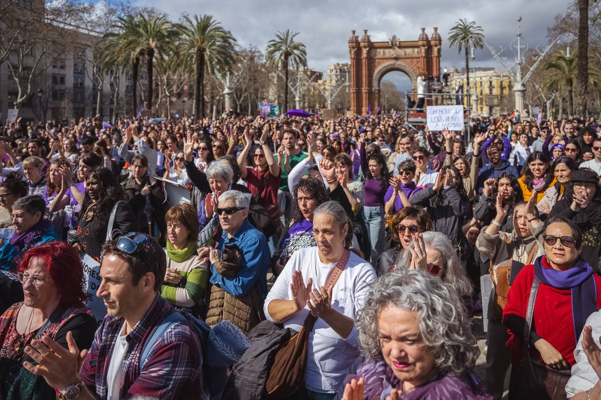 Un moment del final de la manifestació feminista del 8-M convocada a Barcelona per l'Assemblea 8-M - Marc Font-ACN