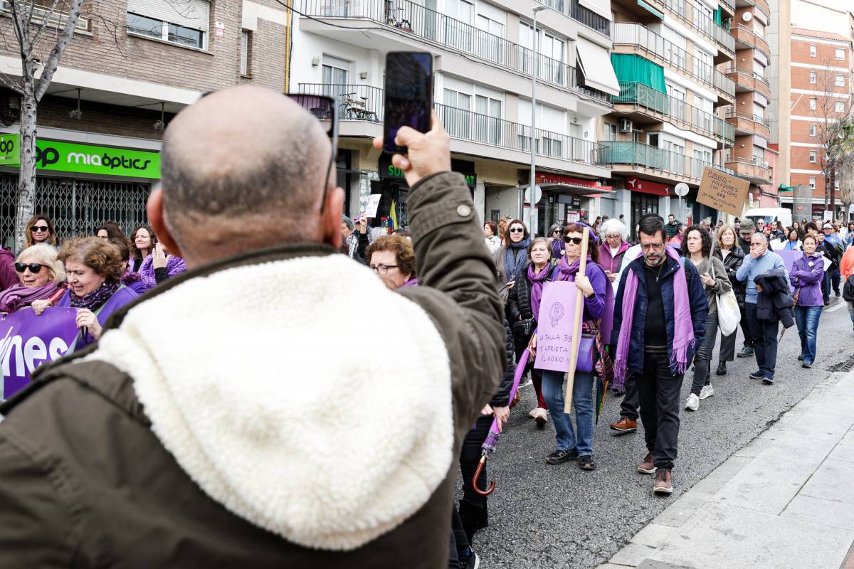 Durant el recorregut han estat diversos vianants els que han donat suport a la comitiva - Lluís Clotet