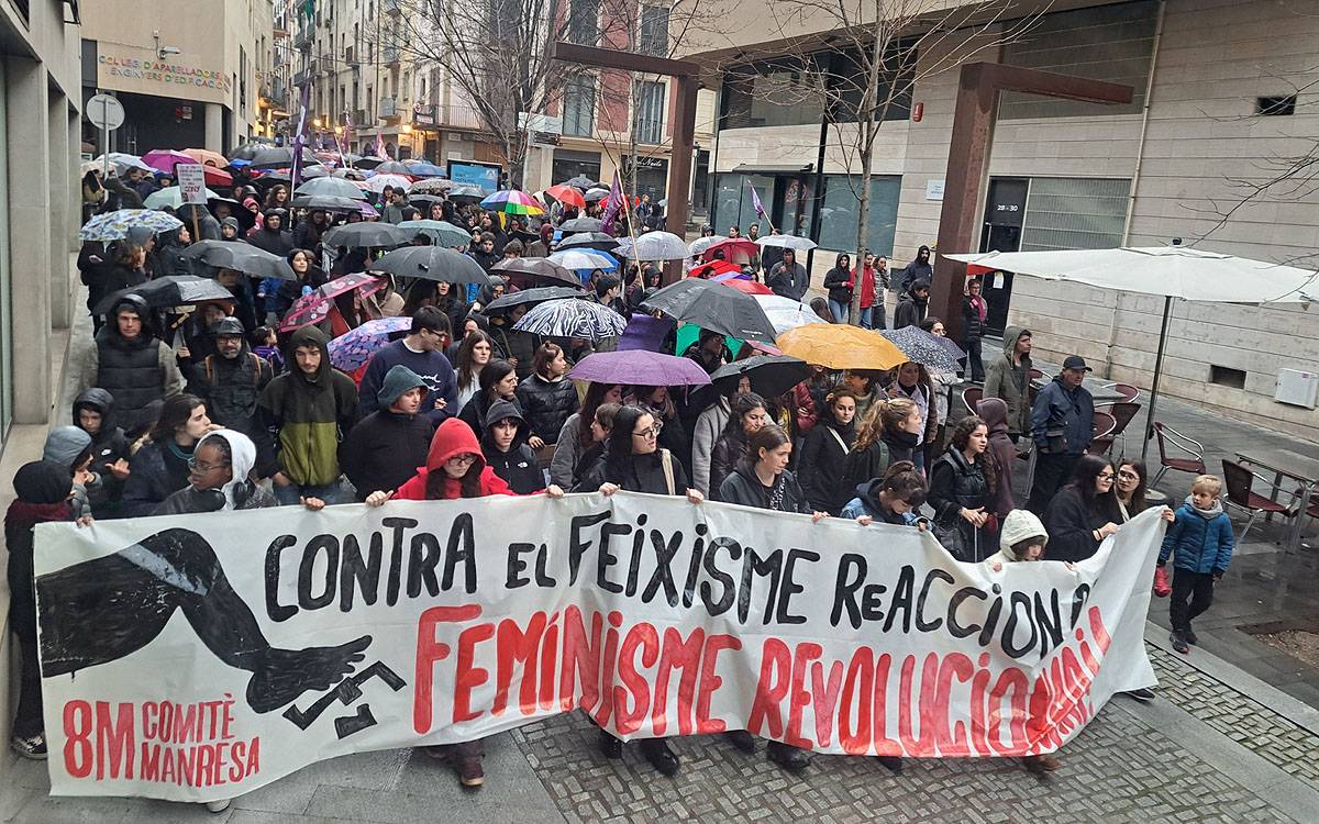 Mig miler de persones es manifesten a Manresa pel 8-M malgrat la pluja persistent