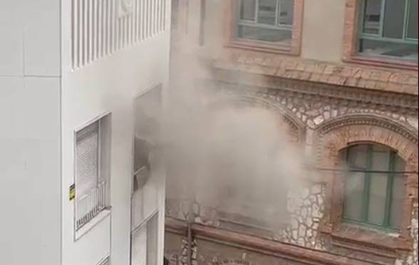 VÍDEO | Crema el menjador d'un pis a Terrassa i confinen els veïns de l'edifici