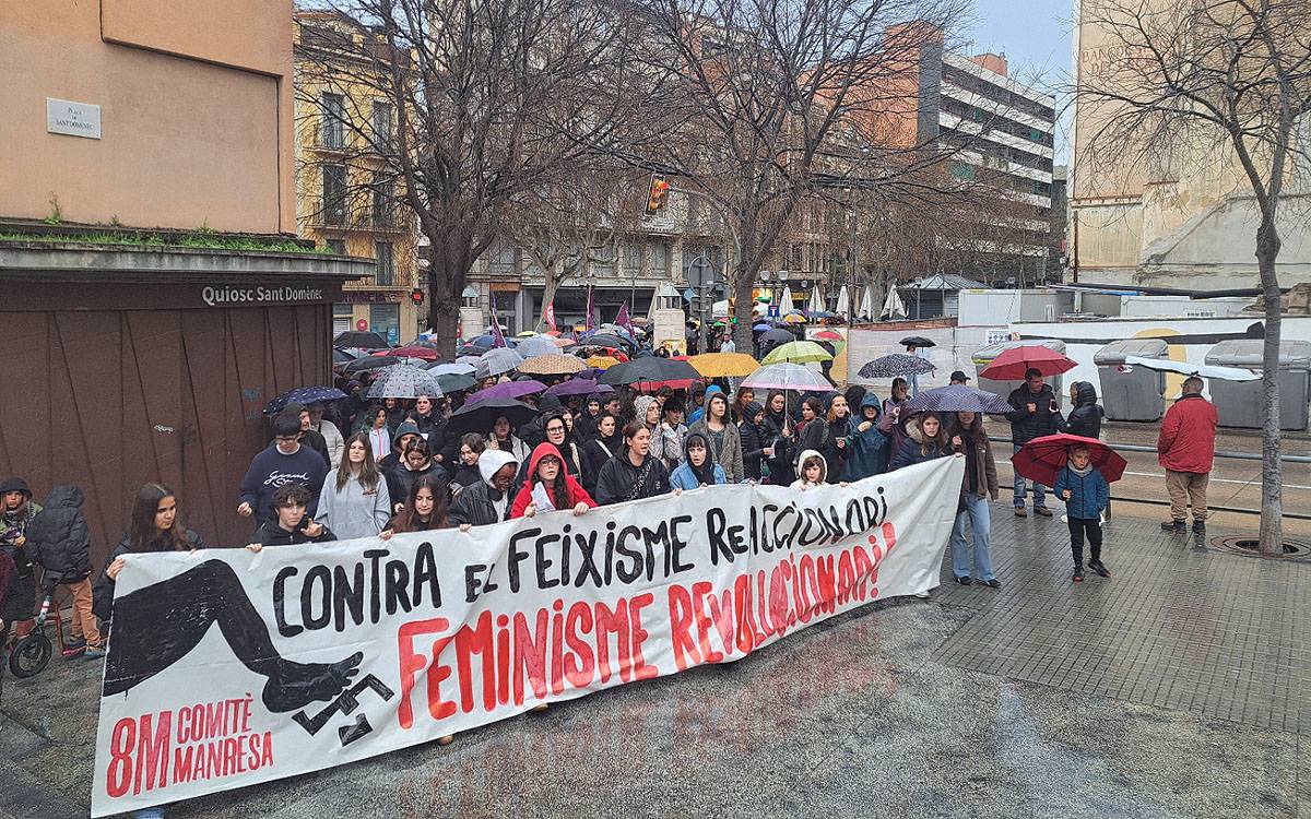 La manifestació del 8-M a Manresa arribant a la plaça Sant Domènec